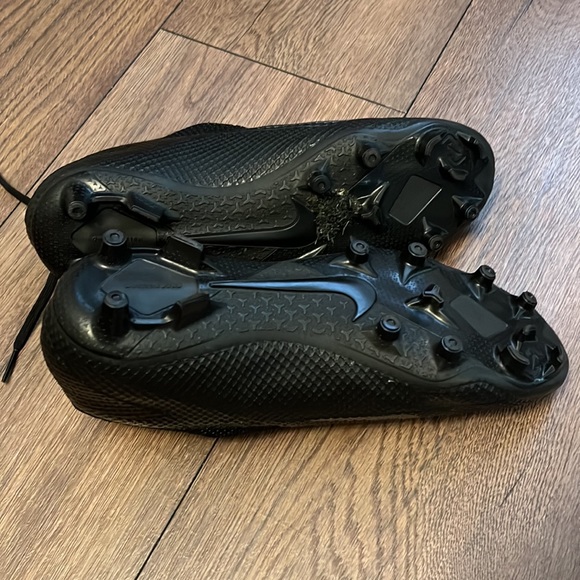 Nike Phantom turf cleats with chin guards - Picture 6 of 10